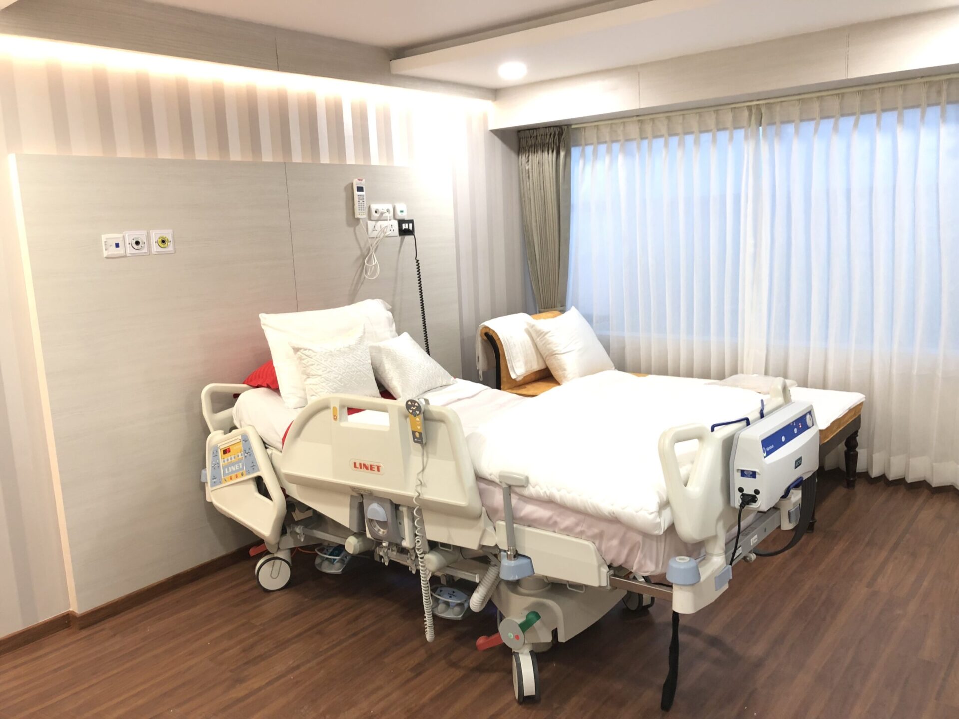 Hospital patient suite interior designed by Skydome