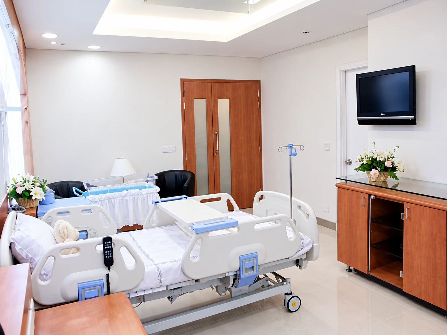 Maternity patient suite at Apollo Cradle — hospital interior design by Skydome Designs